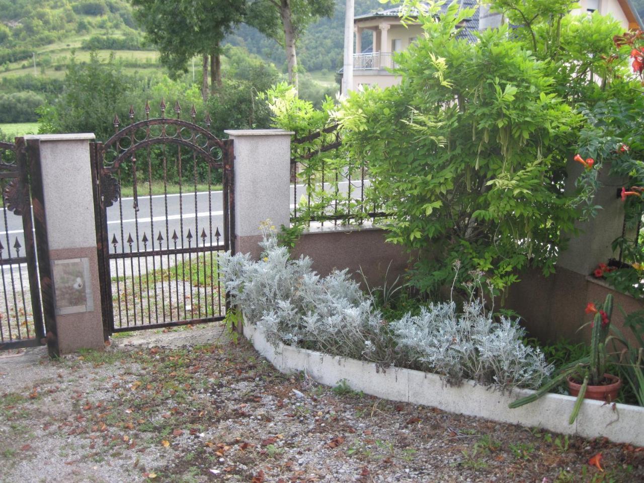 Apartment Yasica Izacic Exterior photo
